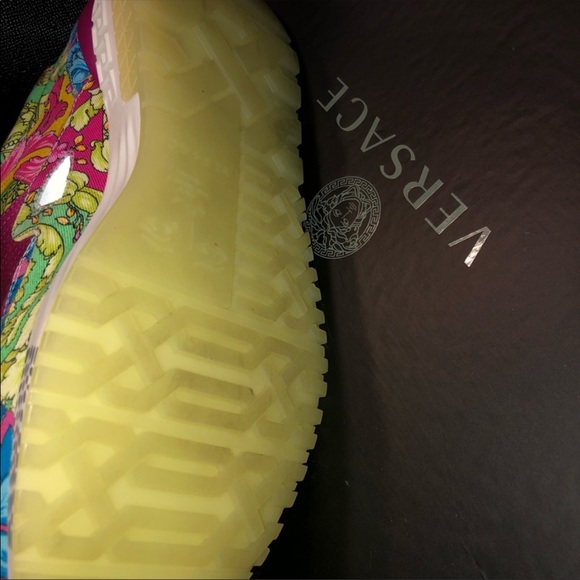 Versace shoes. 10.5 sneakers . King status - Picture 5 of 9